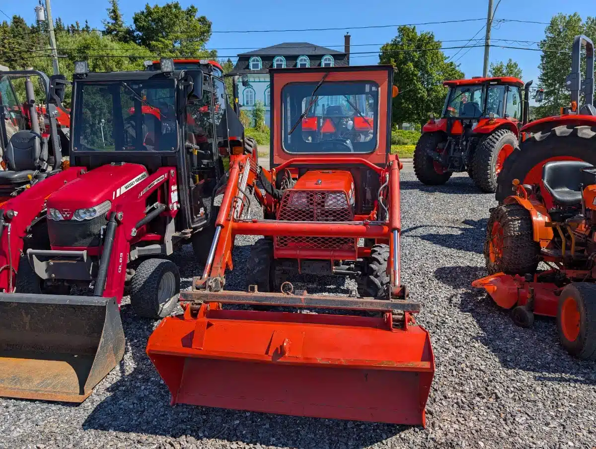 Gallery image 2 for Used 2001 Kubota B2401DT Tractor