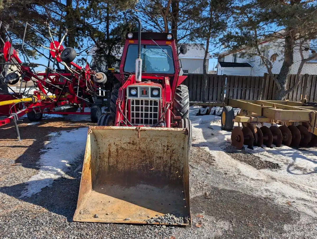 Gallery image 2 for 1984 International 384 Tractor