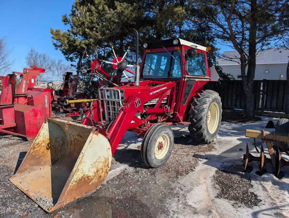 Gallery image 1 for 1984 International 384 Tractor