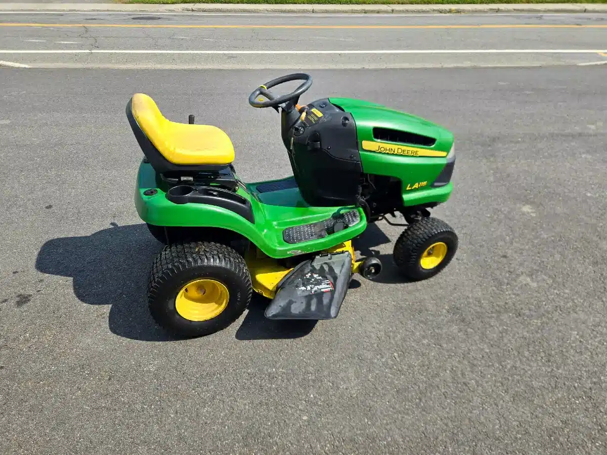 Photo de la Galerie 2 pour 2007 John Deere LA115 Tracteur à pelouse