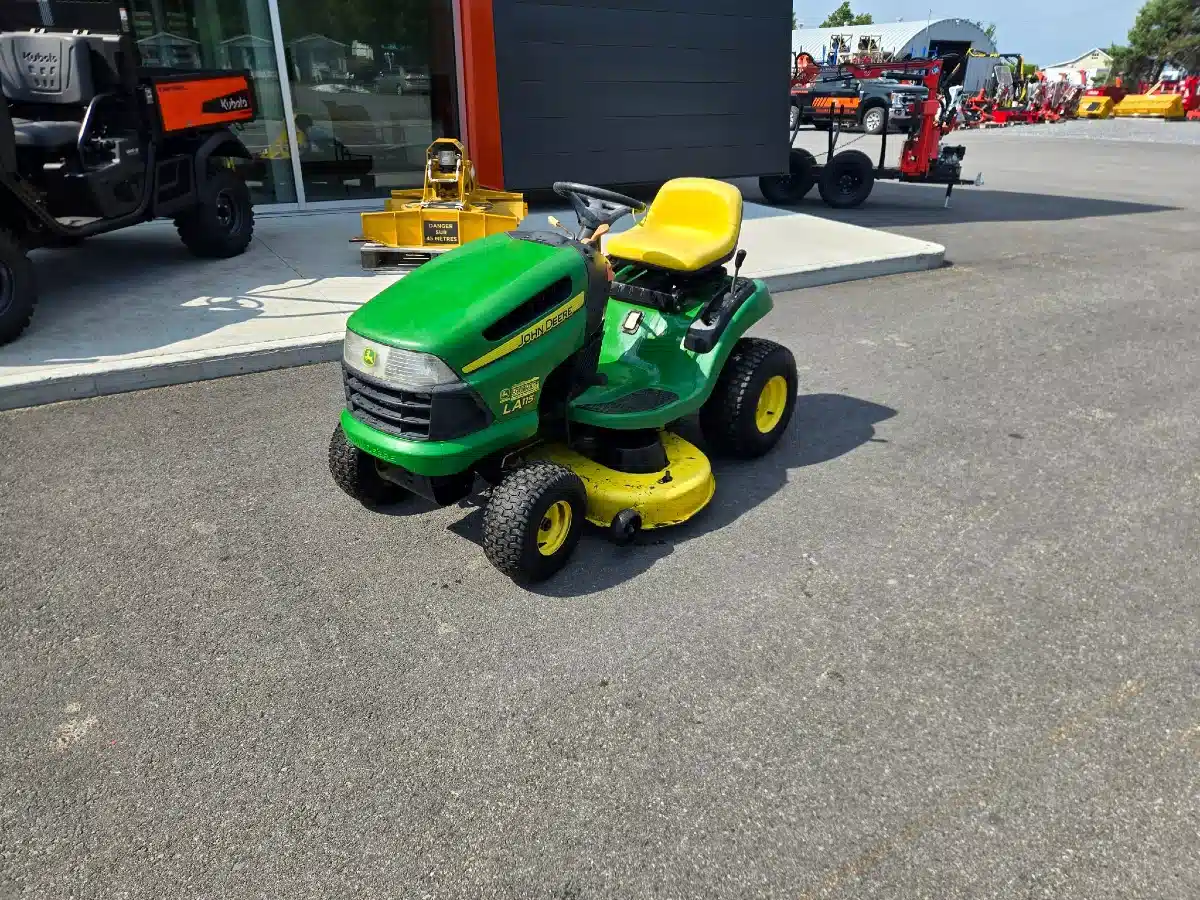 Photo de la Galerie 1 pour 2007 John Deere LA115 Tracteur à pelouse
