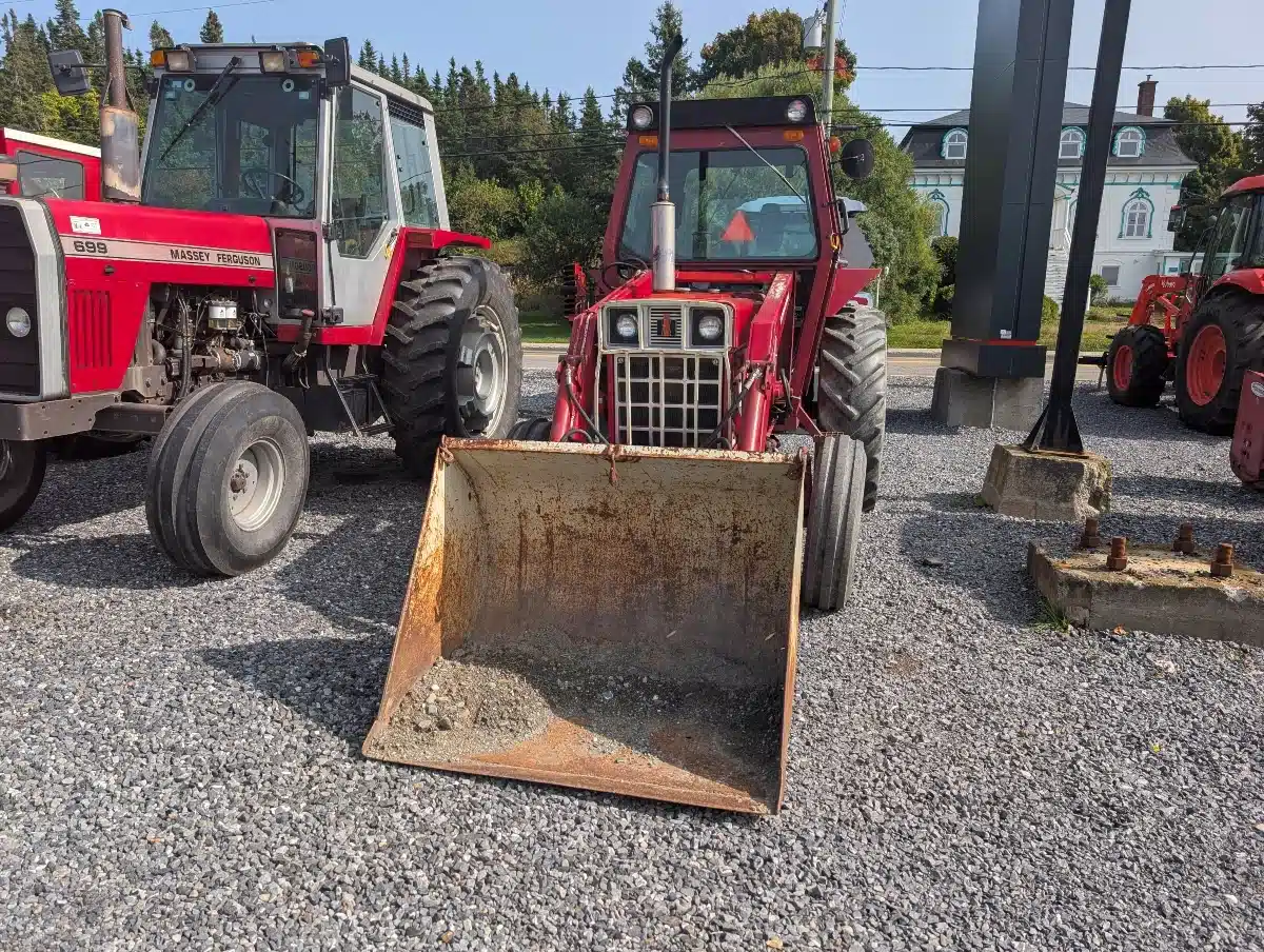 Photo de la Galerie 2 pour 1984 International 384 Tracteur