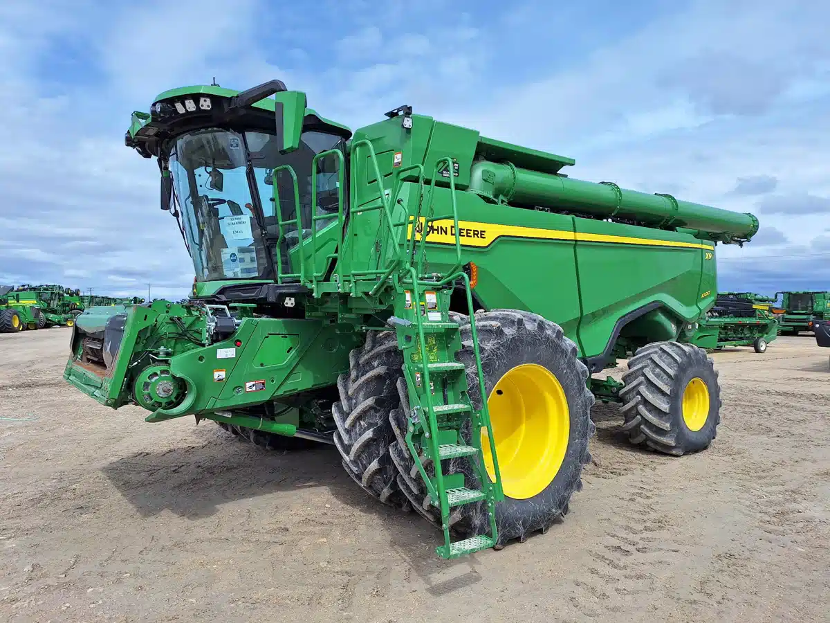 Gallery image 1 for Used 2022 John Deere X9 1000 Combine