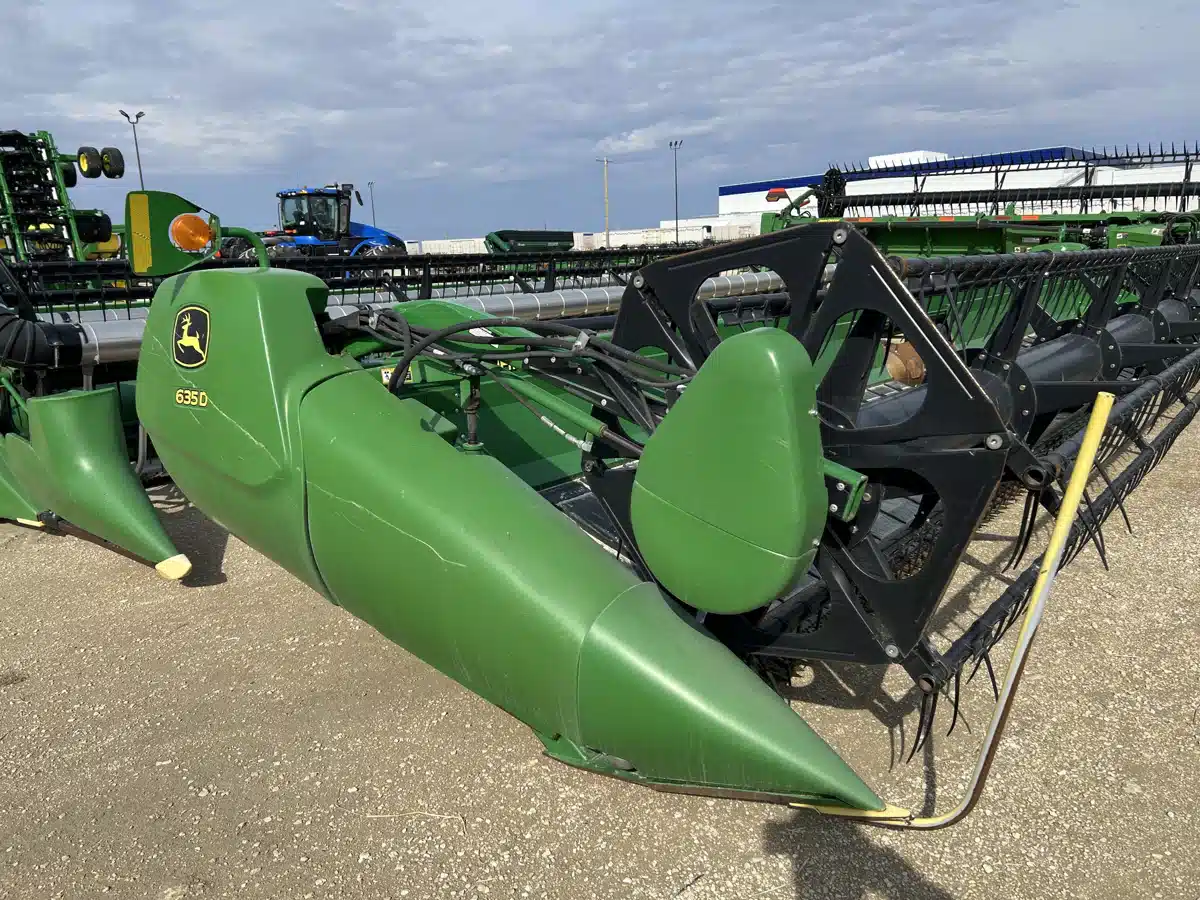Gallery image 1 for Used 2013 John Deere 635D Header - Draper