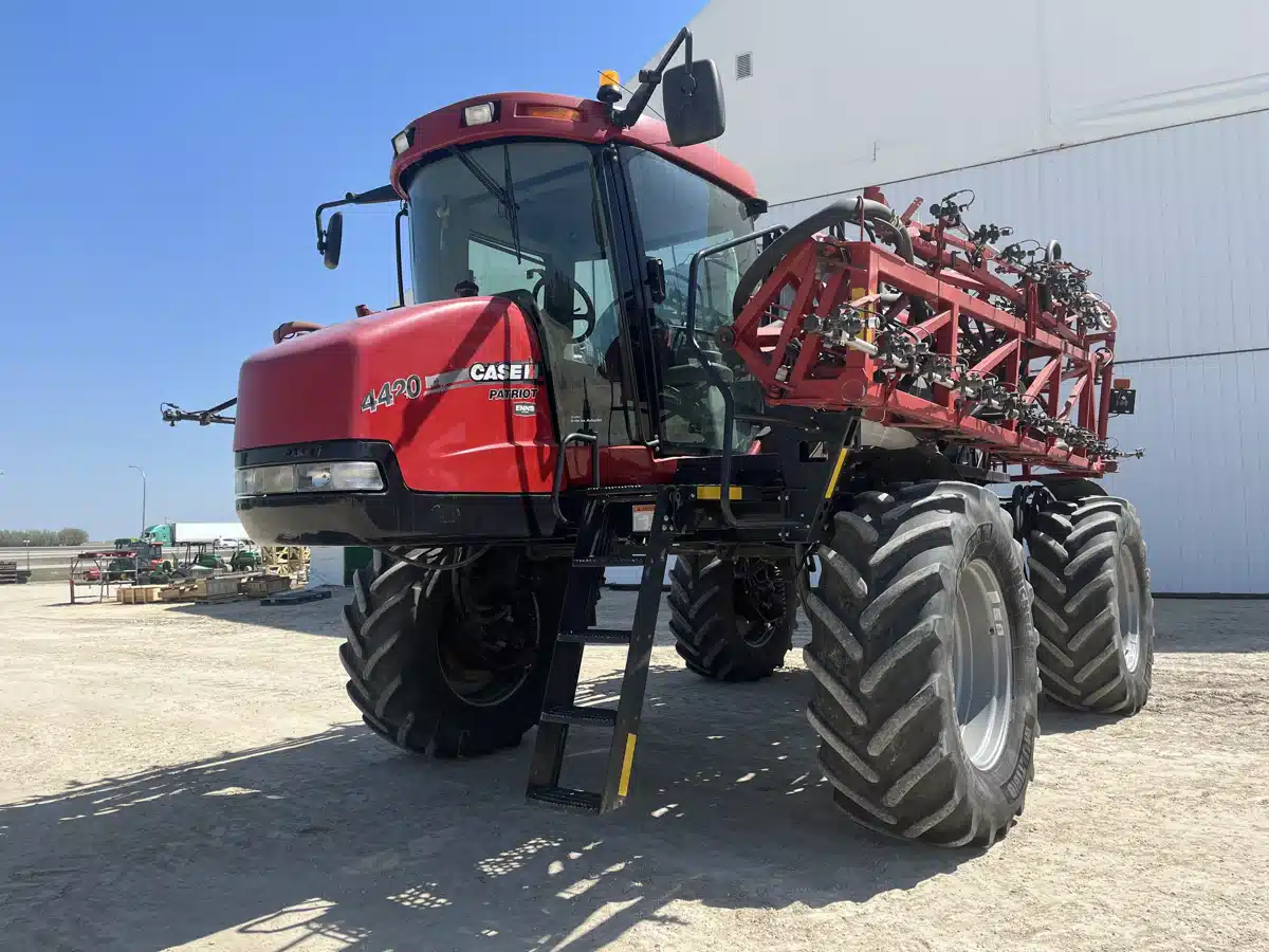 Gallery image 1 for Used 2009 Case IH PATRIOT 4420 Sprayer - Self Propelled
