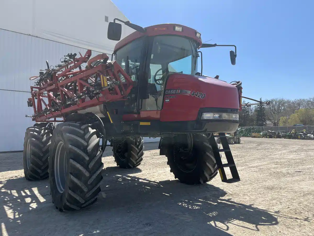 Gallery image 2 for Used 2009 Case IH PATRIOT 4420 Sprayer - Self Propelled