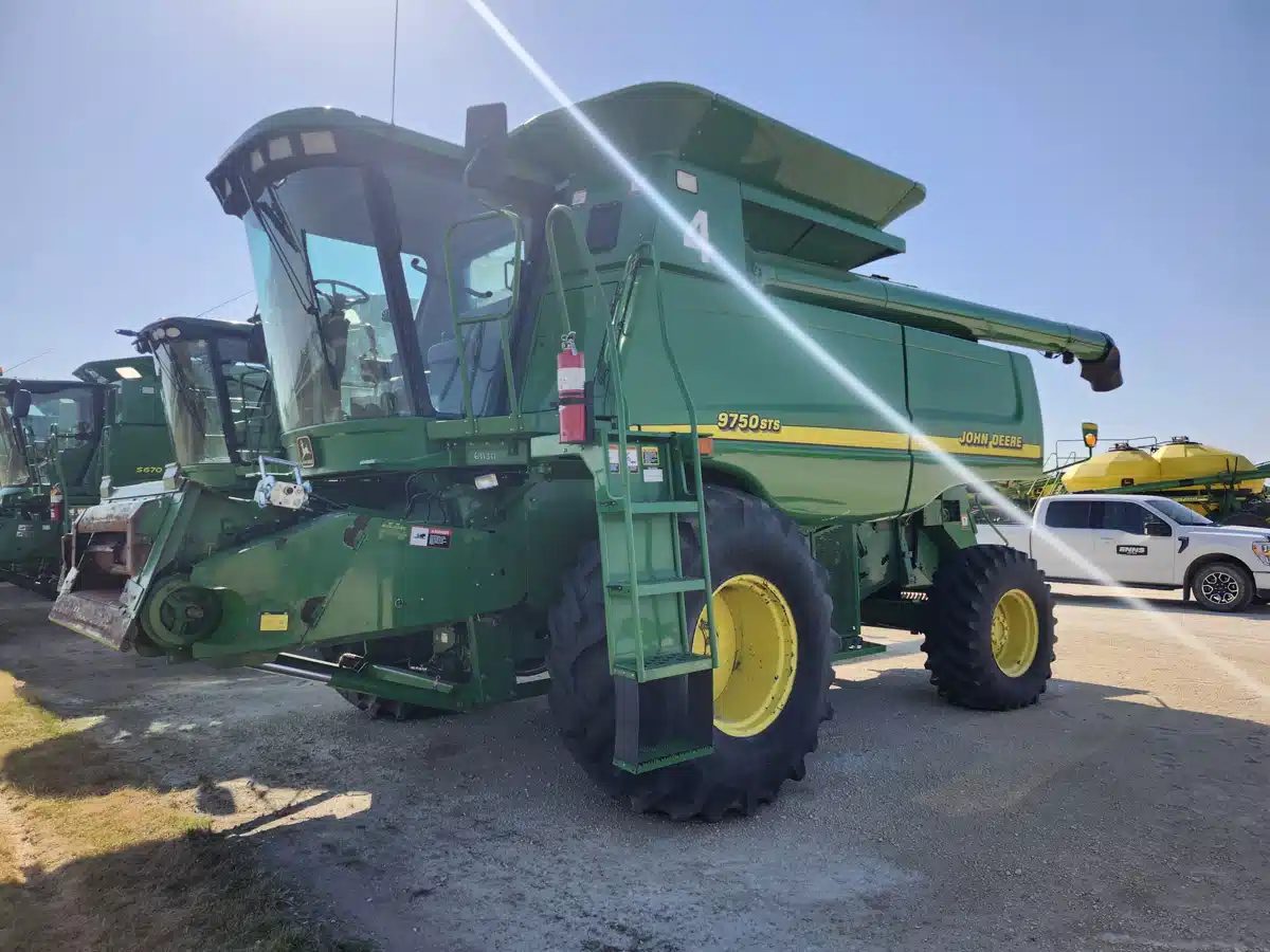 Gallery image 1 for Used 2001 John Deere 9750 STS Combine