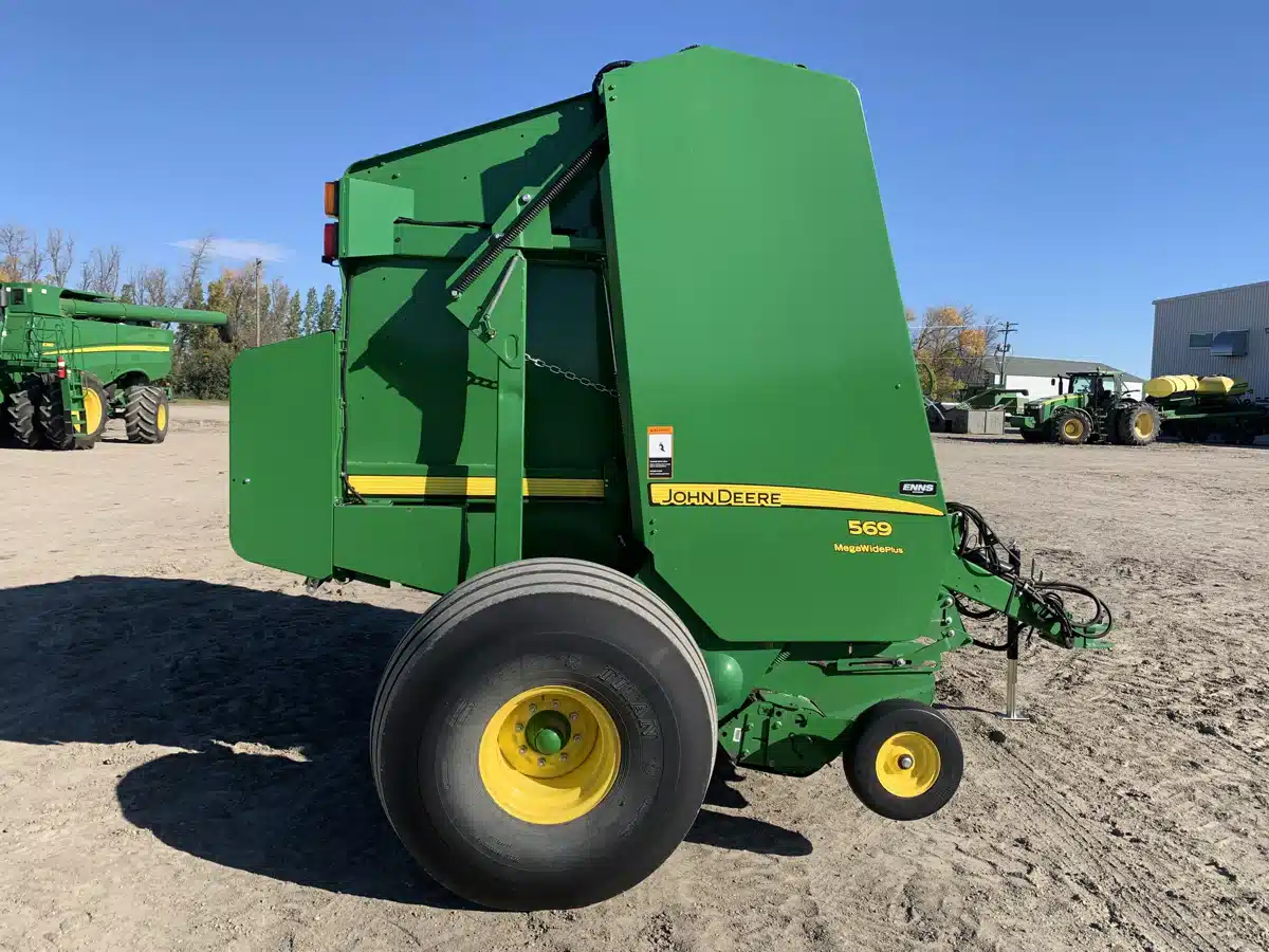 Gallery image 2 for Used 2017 John Deere 569 Round Baler