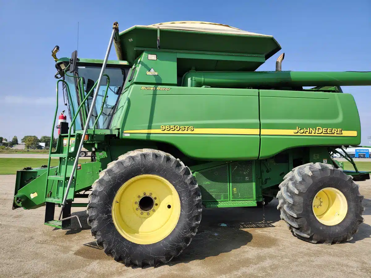 Gallery image 2 for Used 2002 John Deere 9650 STS Combine