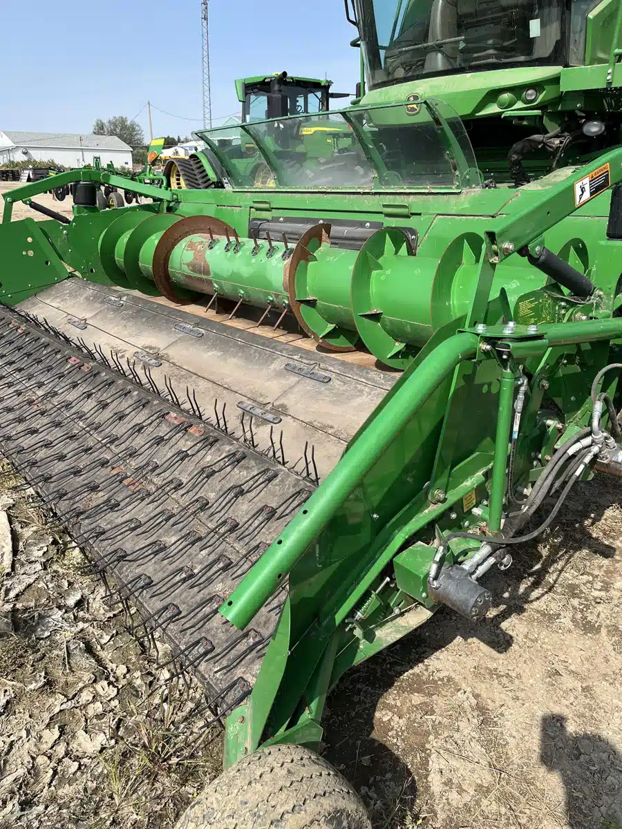 Gallery image 1 for Used 2014 John Deere 615P Header - Draper