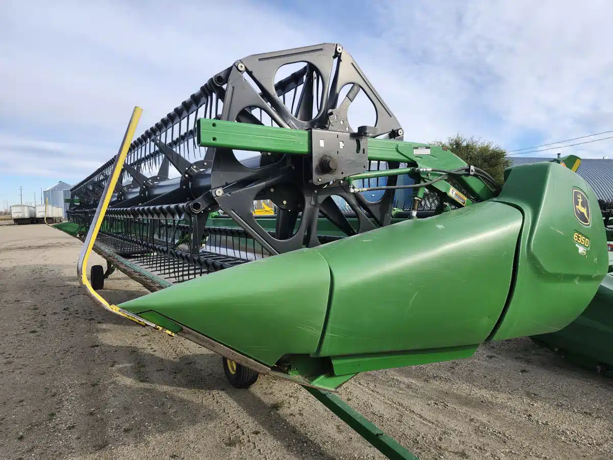 Gallery image 2 for Used 2009 John Deere 635D Header - Draper