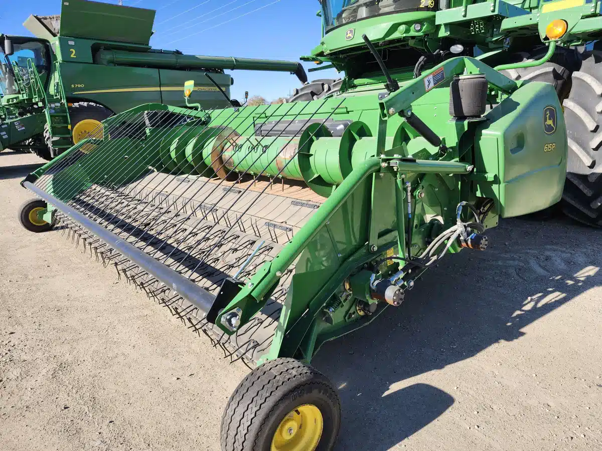 Gallery image 1 for 2015 John Deere 615P Header - Draper