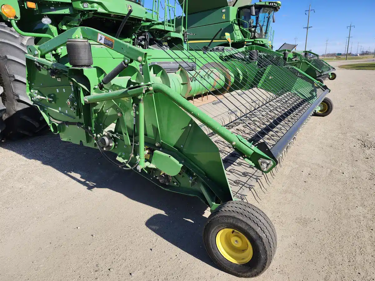 Gallery image 2 for 2015 John Deere 615P Header - Draper