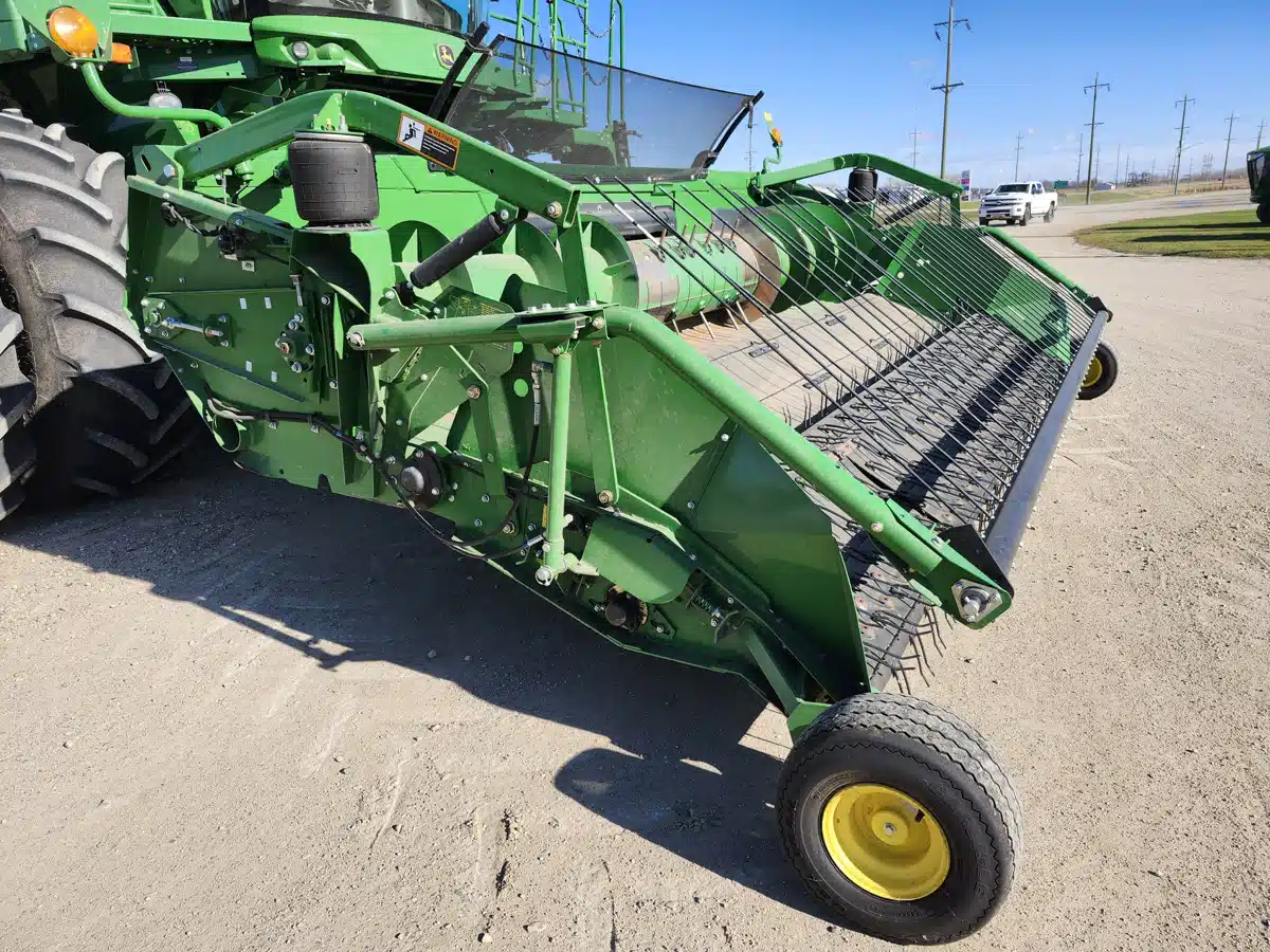 Gallery image 2 for 2015 John Deere 615P Header - Draper