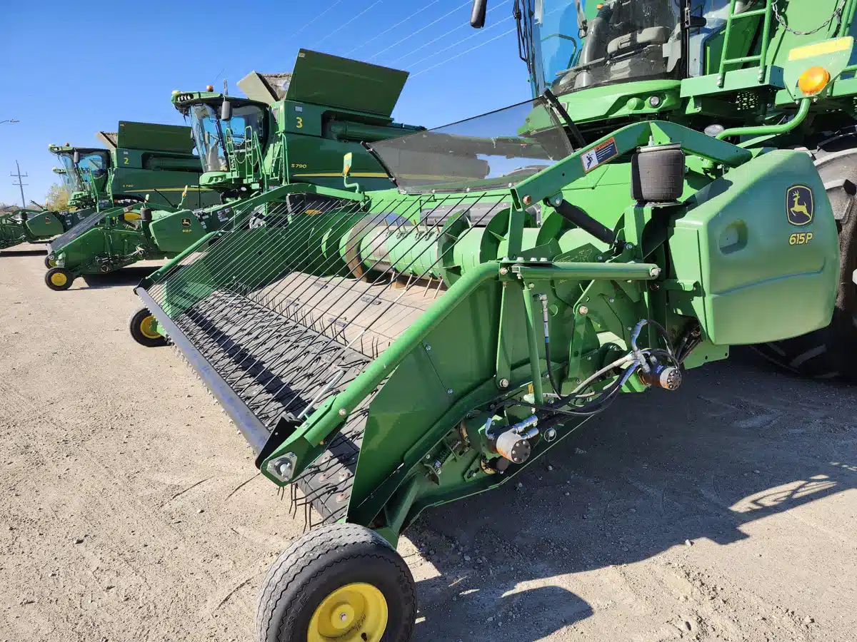 Gallery image 1 for 2015 John Deere 615P Header - Draper
