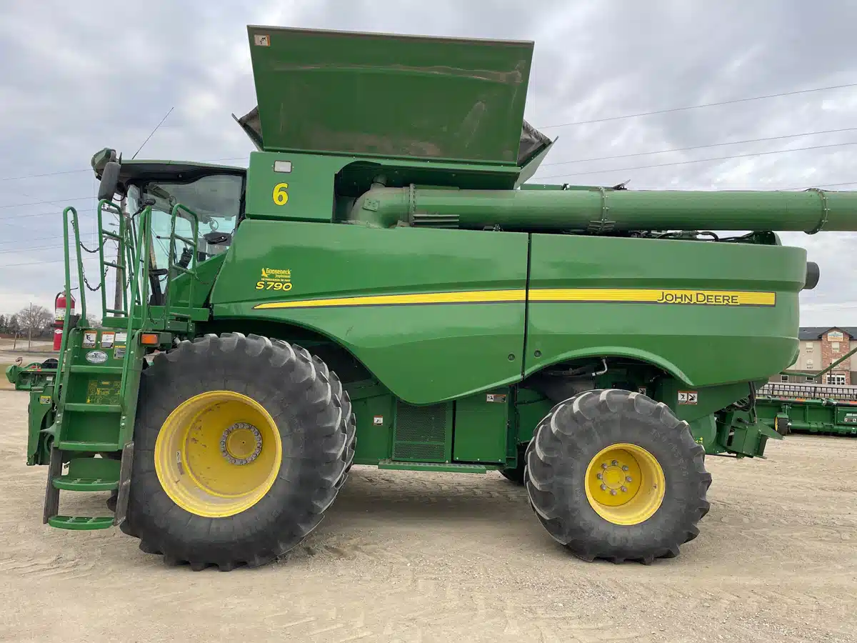 Gallery image 2 for 2021 John Deere S790 Combine