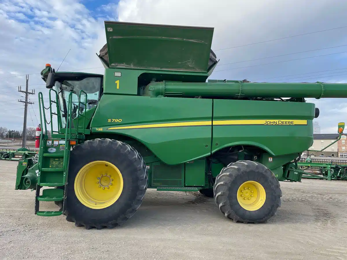Gallery image 2 for Used 2018 John Deere S790 Combine