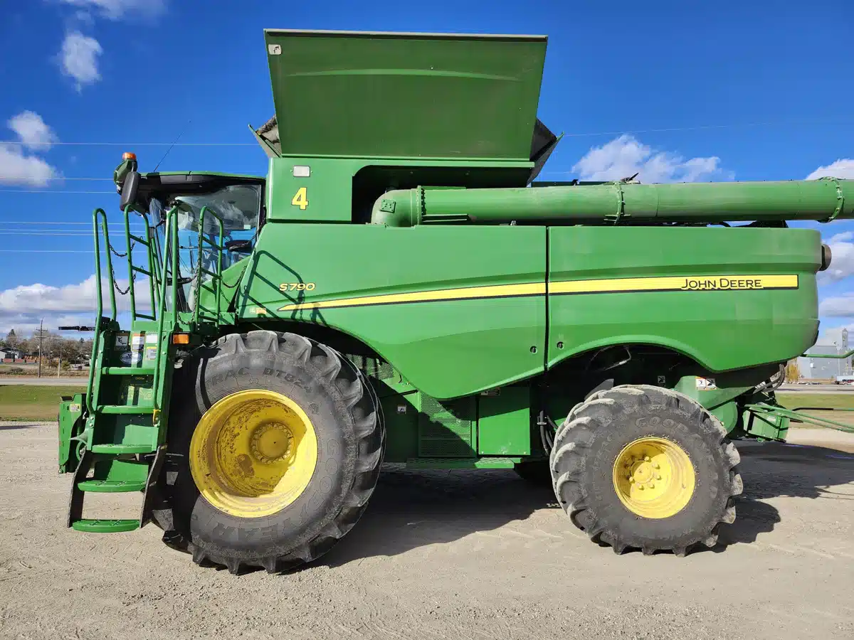 Gallery image 2 for 2019 John Deere S790 Combine