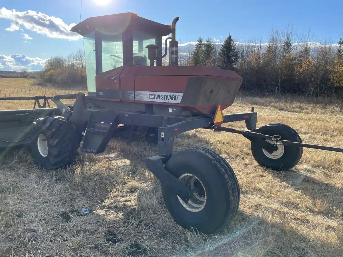 Gallery image 2 for 1998 MacDon 9200 Windrower