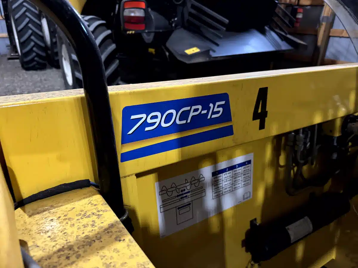 Gallery image 2 for 2018 New Holland 790CP Header - Pickup