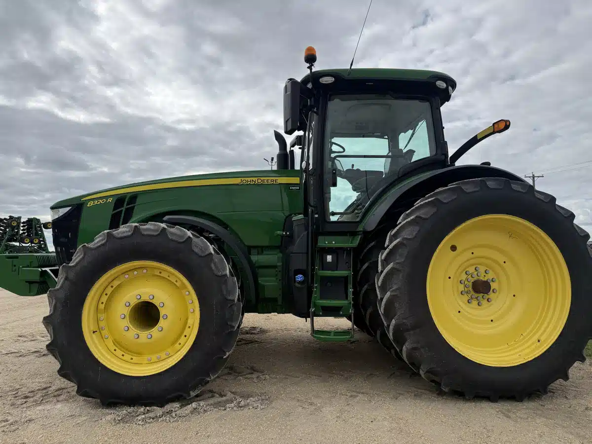Photo de la Galerie 2 pour 2020 John Deere 8320R Tracteur