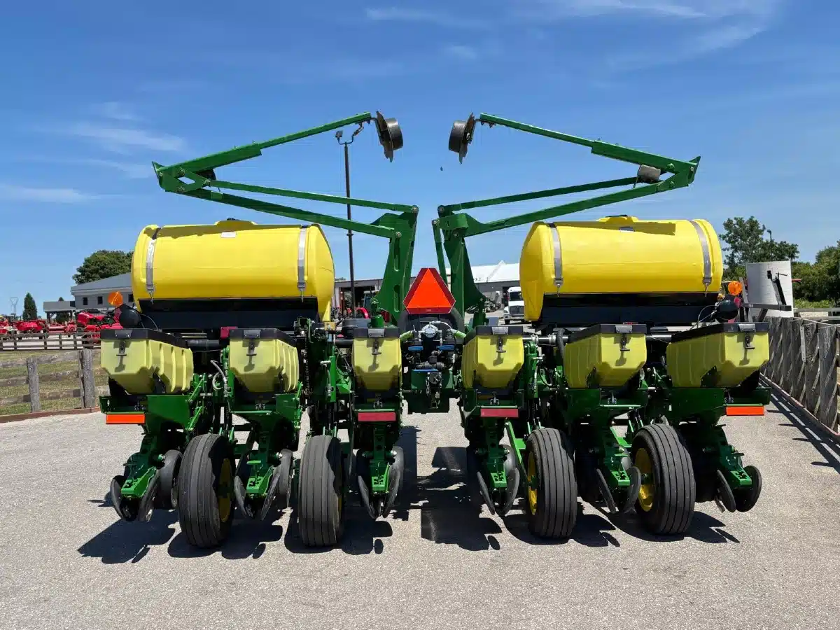 Gallery image 2 for Used 2008 John Deere 1760 Planter