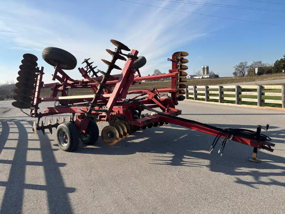 Gallery image 2 for Case 3900 Disc