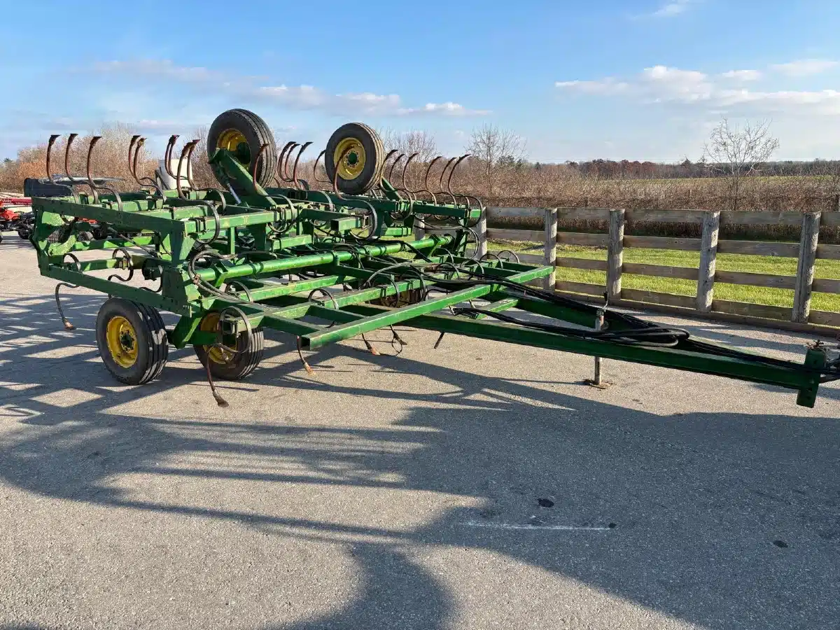 Gallery image 2 for John Deere 940 Cultivator