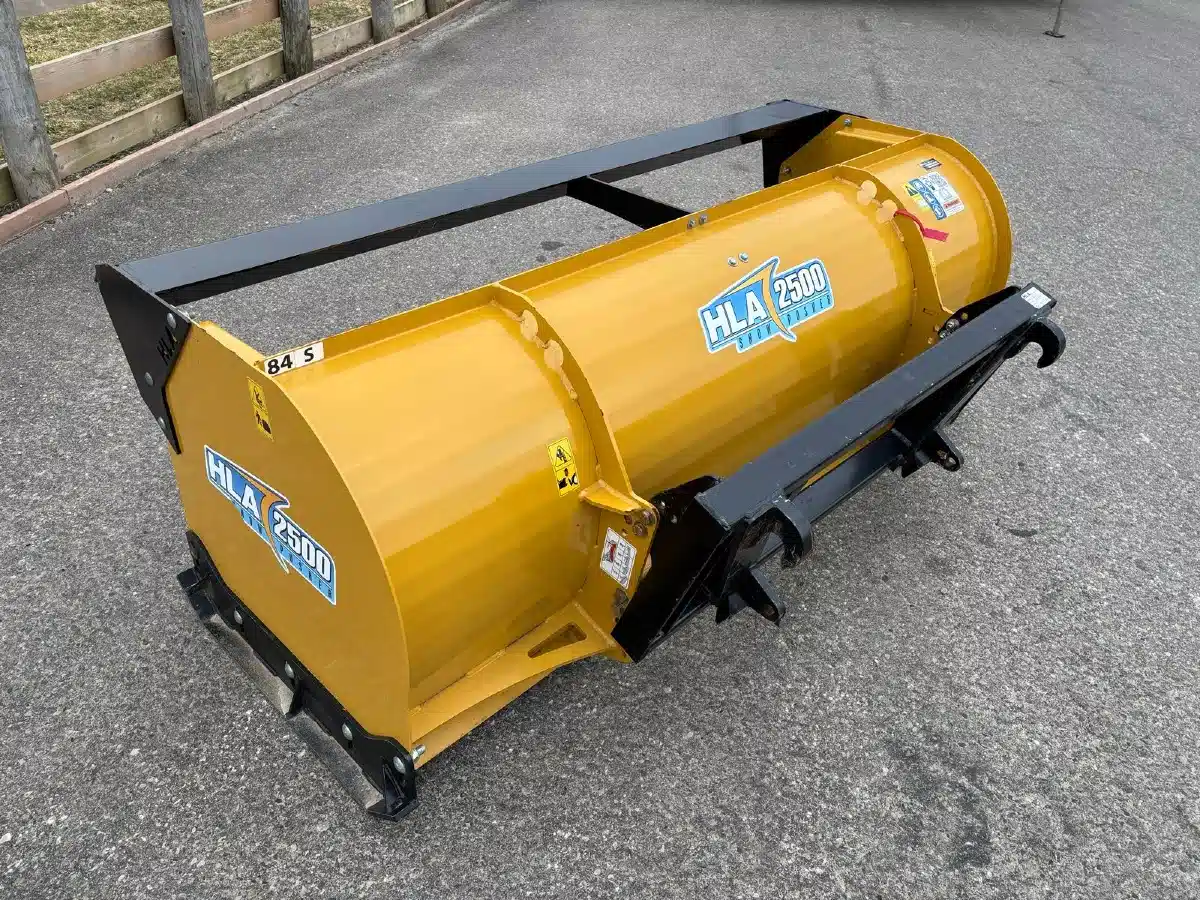 Photo de la Galerie 1 pour 2024 HLA Attachments 2500 Gratte à neige
