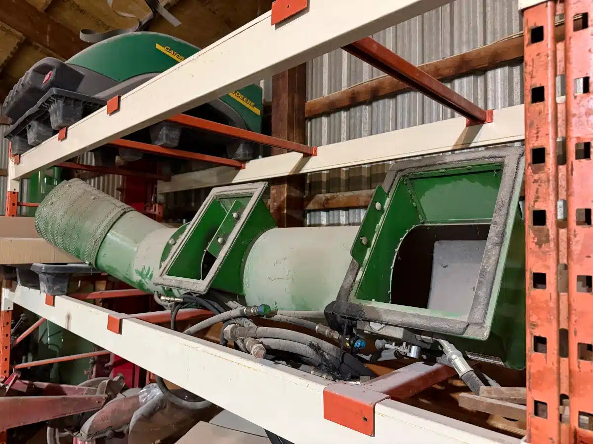 Photo de la Galerie 2 pour 2026 John Deere Turbo Tube Feeder House Dust Vaccum For 9400/9410/9500/9510 Combine Attachment