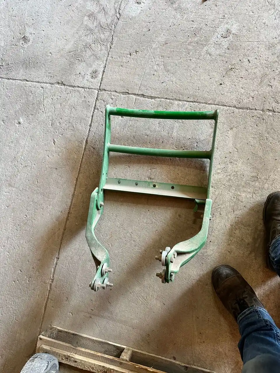 Photo de la Galerie 2 pour 2013 John Deere Hood Guard for 3120, 3320, 3520 and 3720 Tractors pièces - neuves et usagées