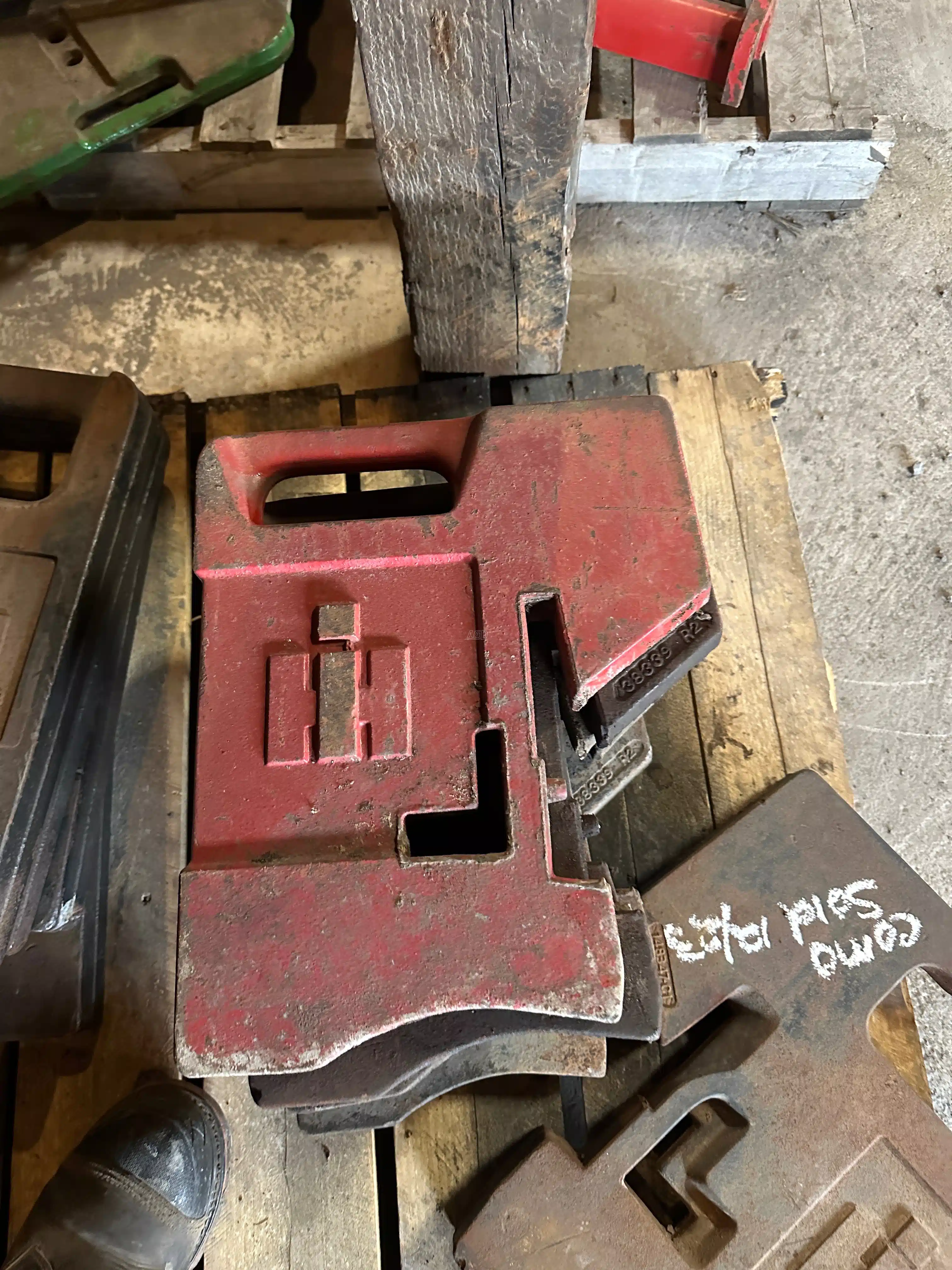 Gallery image 1 for Used International Harvester 38339R2 (75 LBS) Suitcase Weights