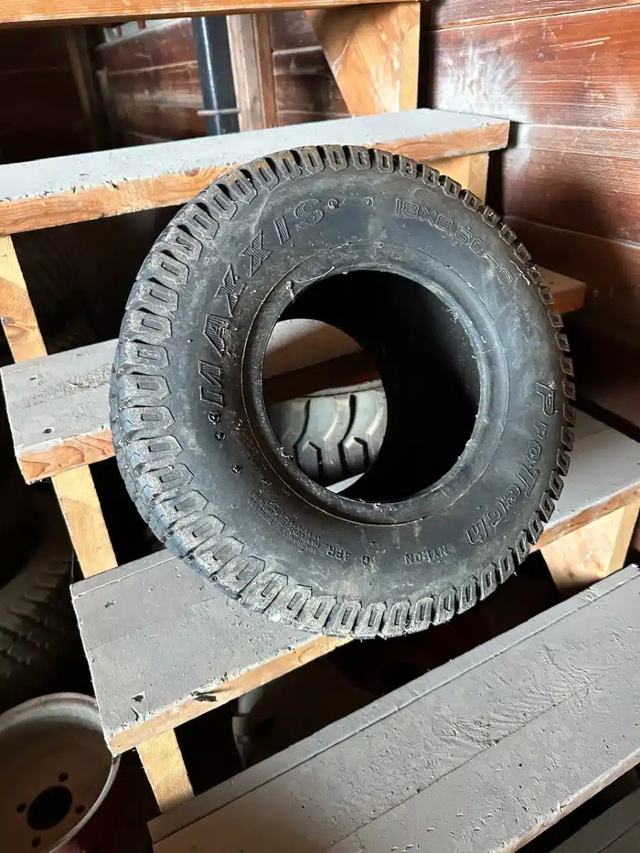 Gallery image 1 for Titan 18X8.50-8 Tires