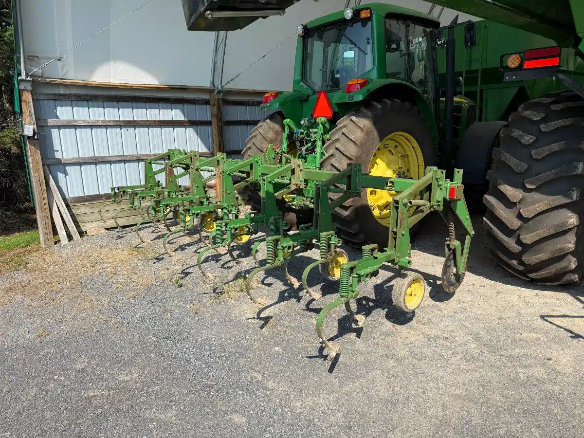 Gallery image 1 for Used John Deere 825 Row Crop Cultivator
