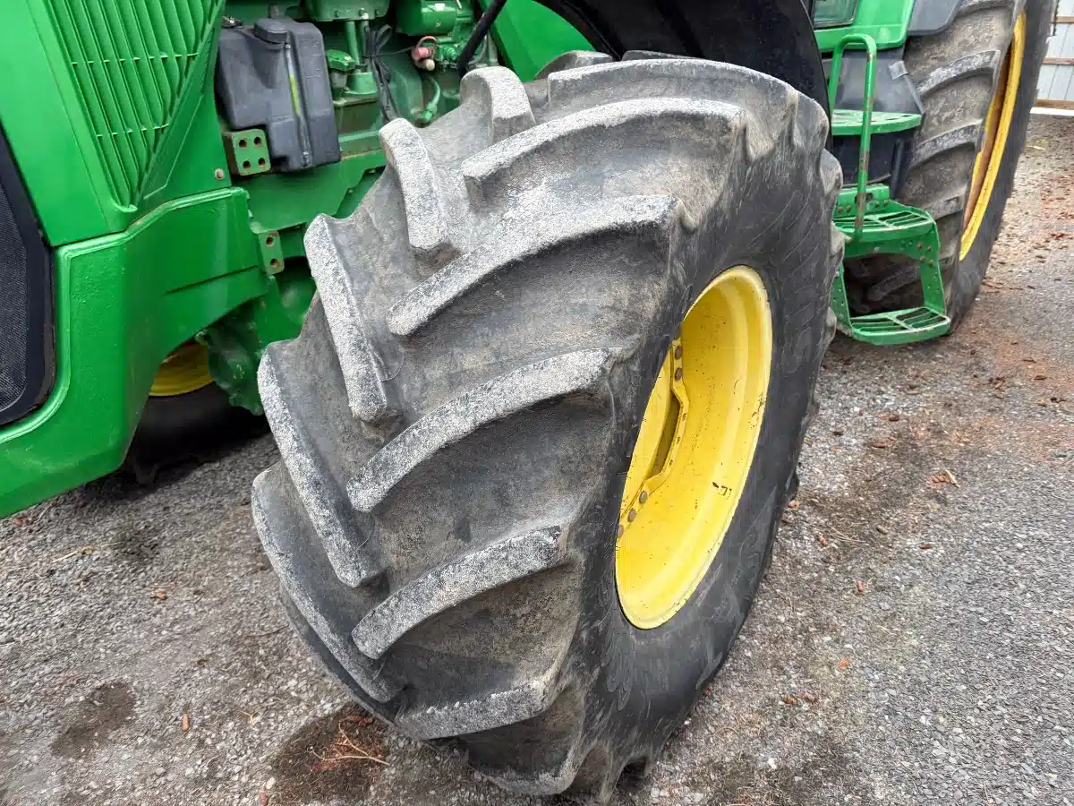 Gallery image 2 for 1999 John Deere 8200 Tractor