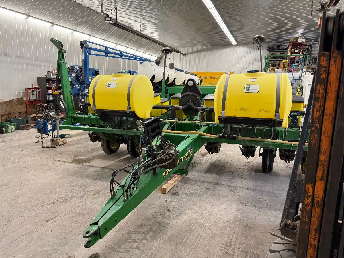 Gallery image 2 for Used 1998 John Deere 1750 Planter