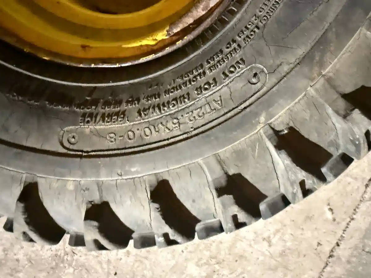 Photo de la Galerie 2 pour John Deere AT22.5X10.0-8 Gator Front Wheel & Tire Pneus et roues