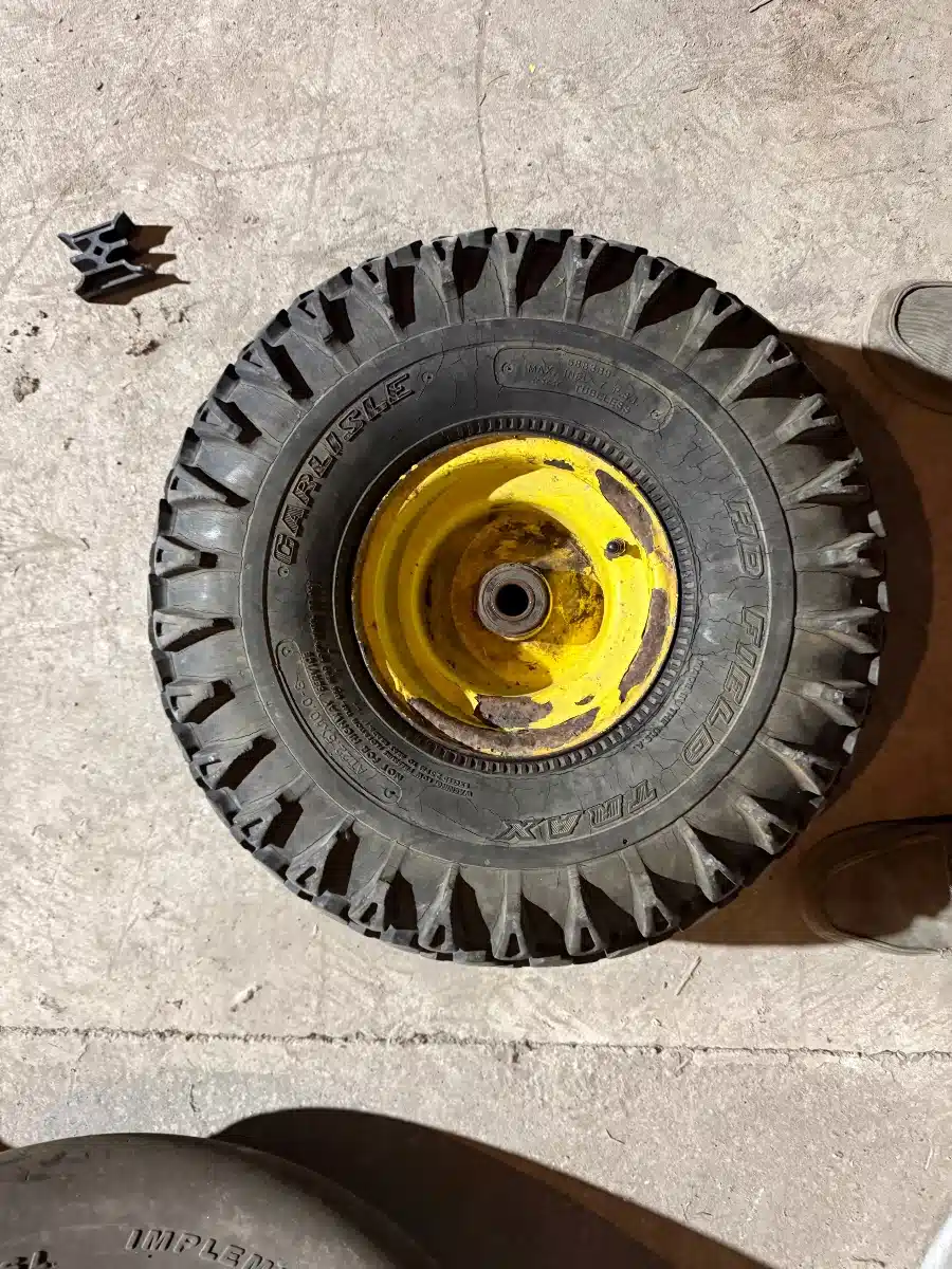 Photo de la Galerie 1 pour John Deere AT22.5X10.0-8 Gator Front Wheel & Tire Pneus et roues