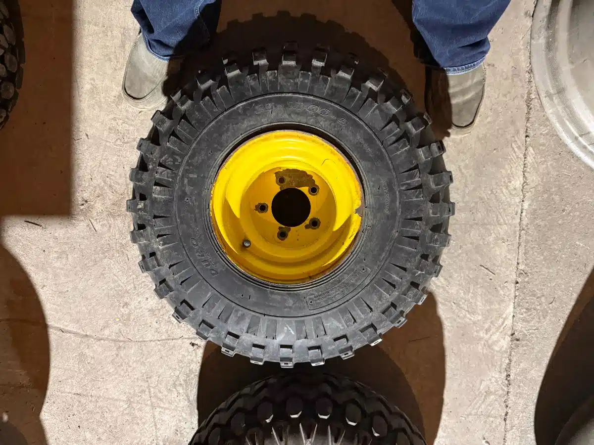 Photo de la Galerie 1 pour John Deere 25X12.00-9 Gator Rim & Tire Pneus et roues