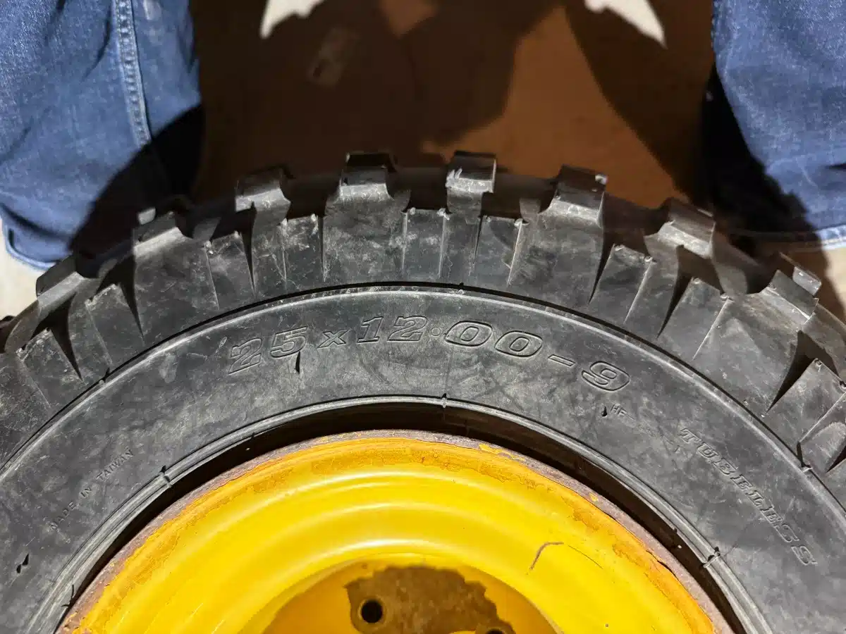 Photo de la Galerie 2 pour John Deere 25X12.00-9 Gator Rim & Tire Pneus et roues