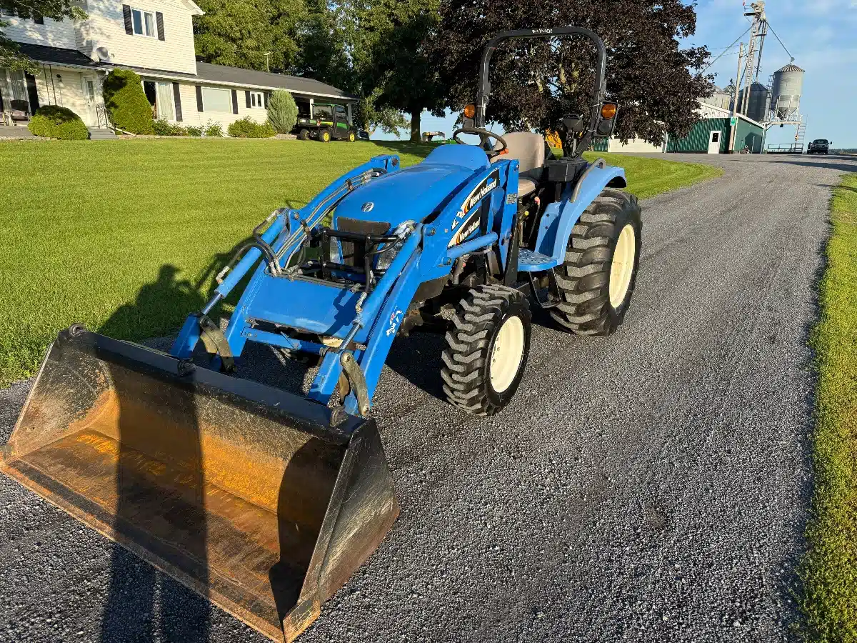 Photo de la Galerie 1 pour 2010 New Holland TC35A Tracteur