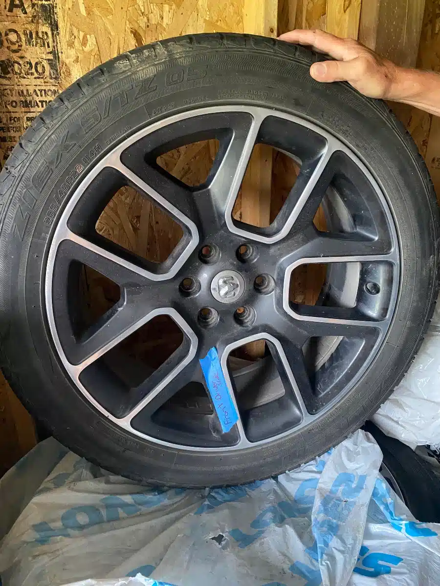 Photo de la Galerie 1 pour 2021 RAM 285/45R22 Wheels & Tires For 6x139.7 Trucks Pneus et roues