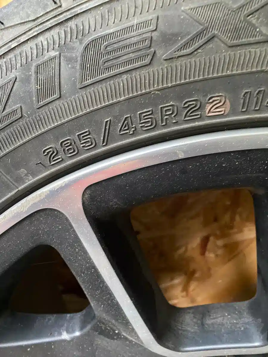 Photo de la Galerie 2 pour 2021 RAM 285/45R22 Wheels & Tires For 6x139.7 Trucks Pneus et roues