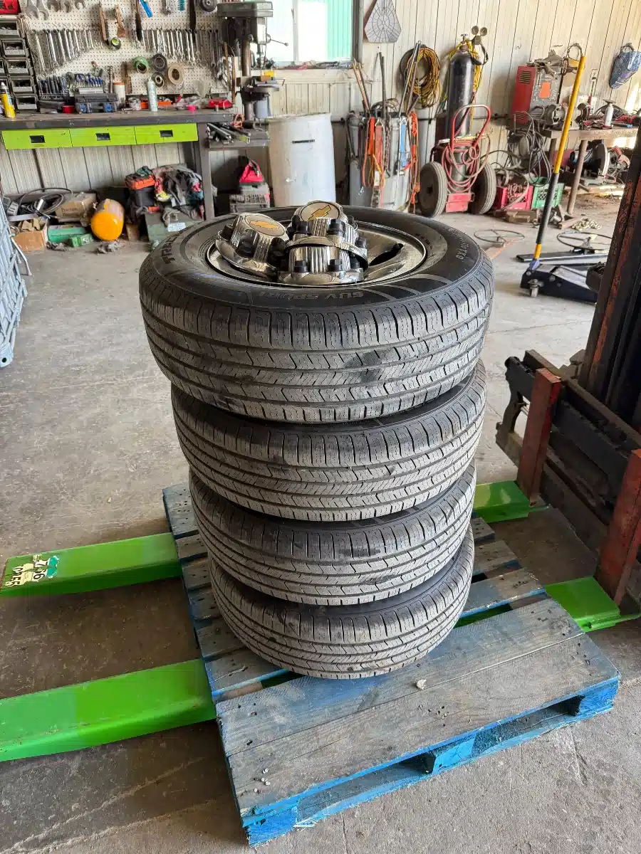 Gallery image 1 for Chevrolet 245/70R17 Rims & Tires 6x139.7 Tires & Rims