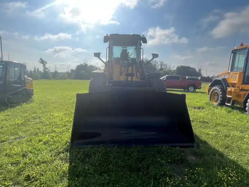 Gallery image 2 for New 2024 JCB 427 Wheel Loader