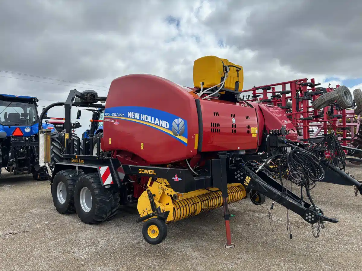 Gallery image 1 for 2017 New Holland ROLL-BELT 450 Round Baler