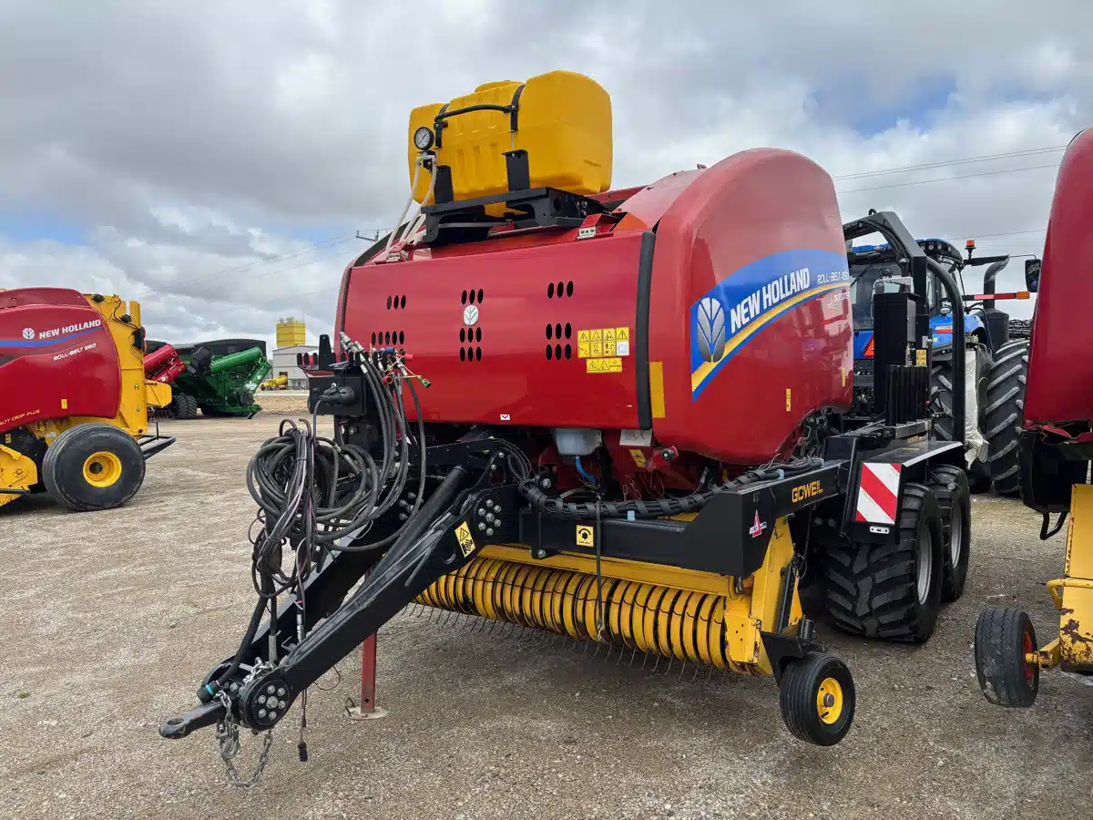 Gallery image 2 for 2017 New Holland ROLL-BELT 450 Round Baler