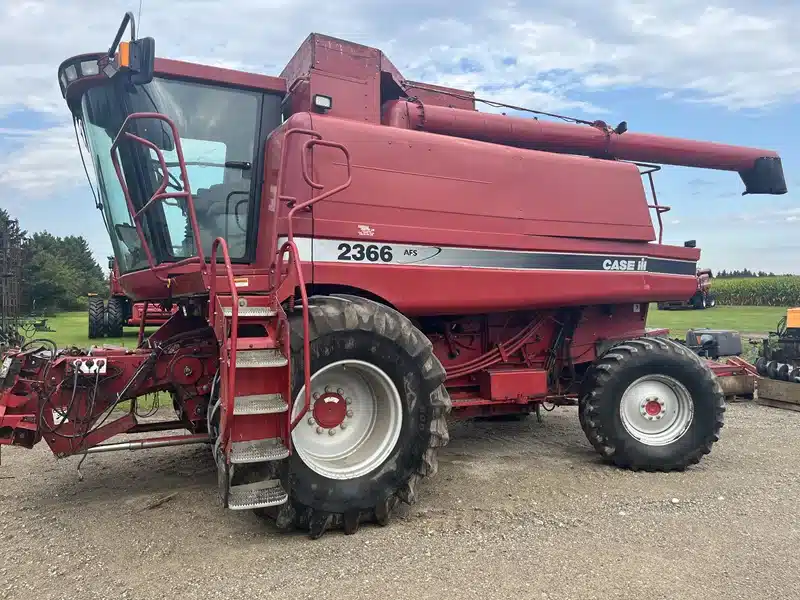 Gallery image 1 for Used 1999 Case IH 2366 Combine