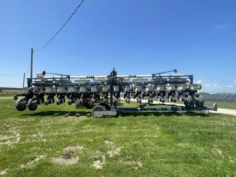 Gallery image 2 for Used 2014 Kinze 3600-16R Planter