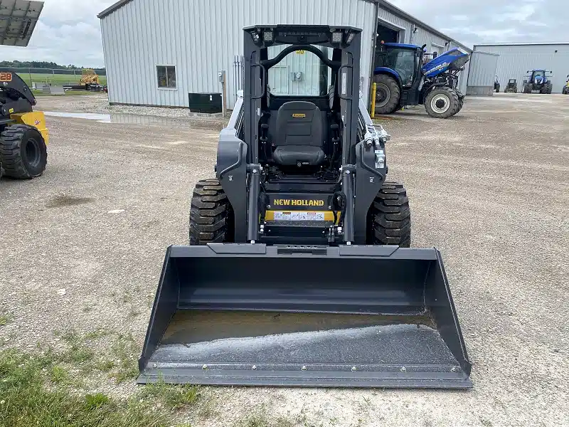 Gallery image 2 for New 2025 New Holland L320 RG-NA Skid Steer